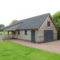 Houten garage met overkapping.00