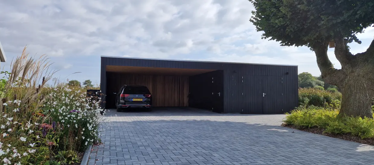 Moderne schuur met carport