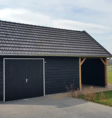 Houten kapschuur met inpandige luifel.00