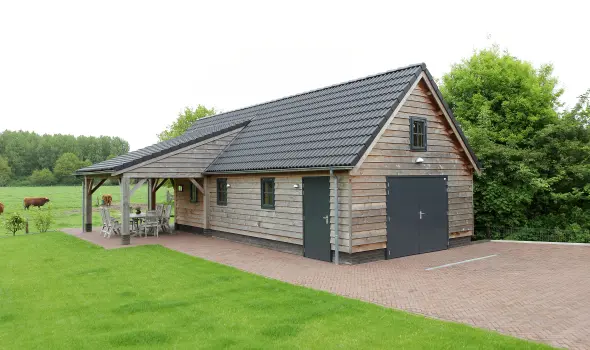 Houten garage met overkapping.00