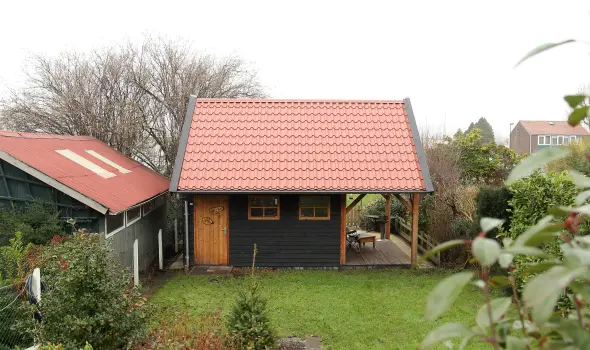 Houten schuur met overkapping.00