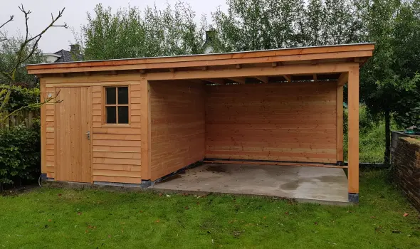 Houten berging met overkapping.00