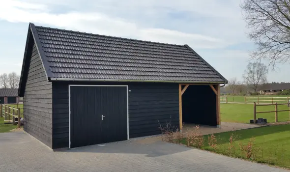 Houten kapschuur met inpandige luifel.00