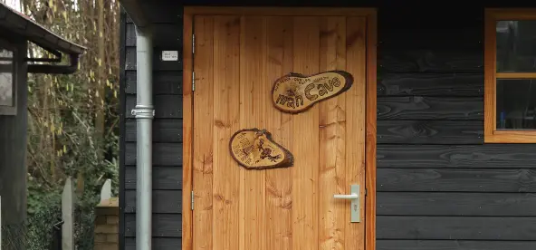 Houten schuur met overkapping.03