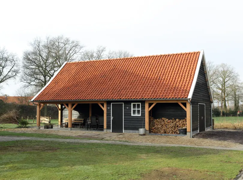 Houten garage met knikdak.00