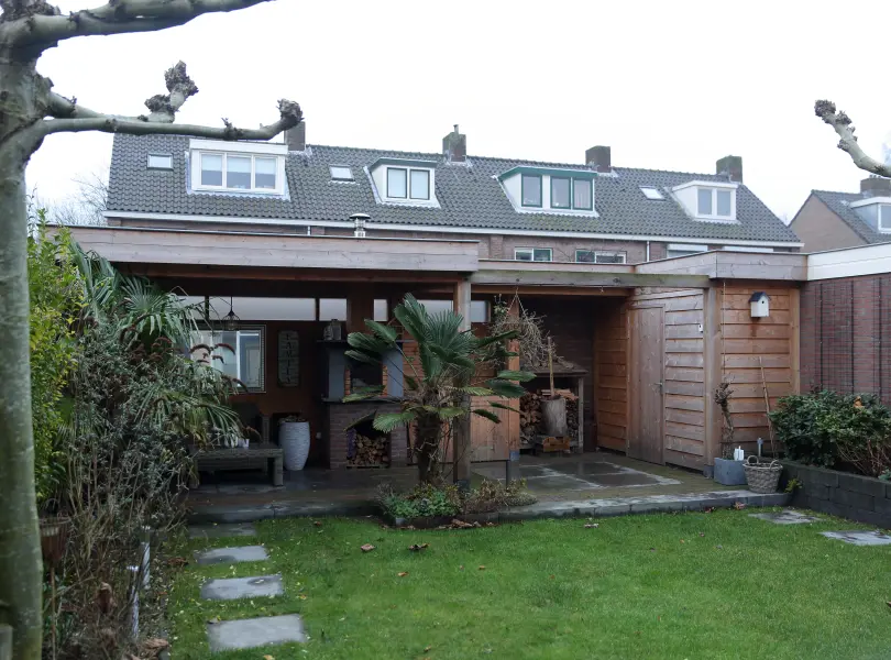 Houten berging met overkapping.00