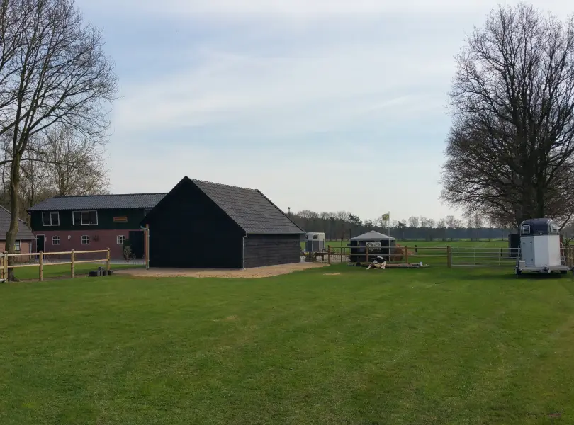 Houten kapschuur met inpandige luifel.03