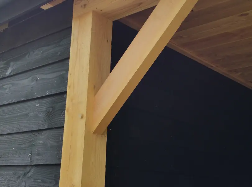 Houten kapschuur met inpandige luifel.04