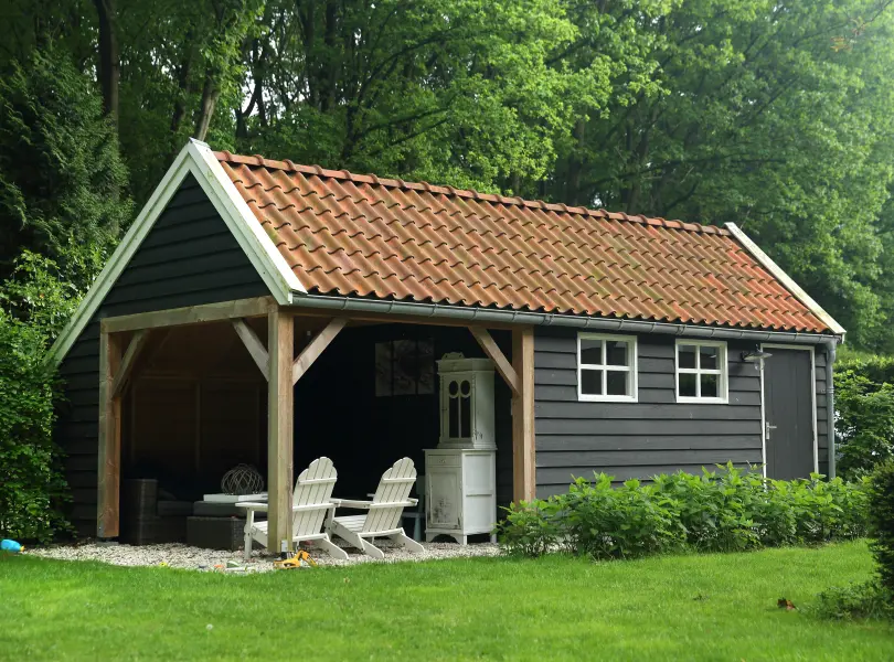 Houten kapschuur met overkapping.01