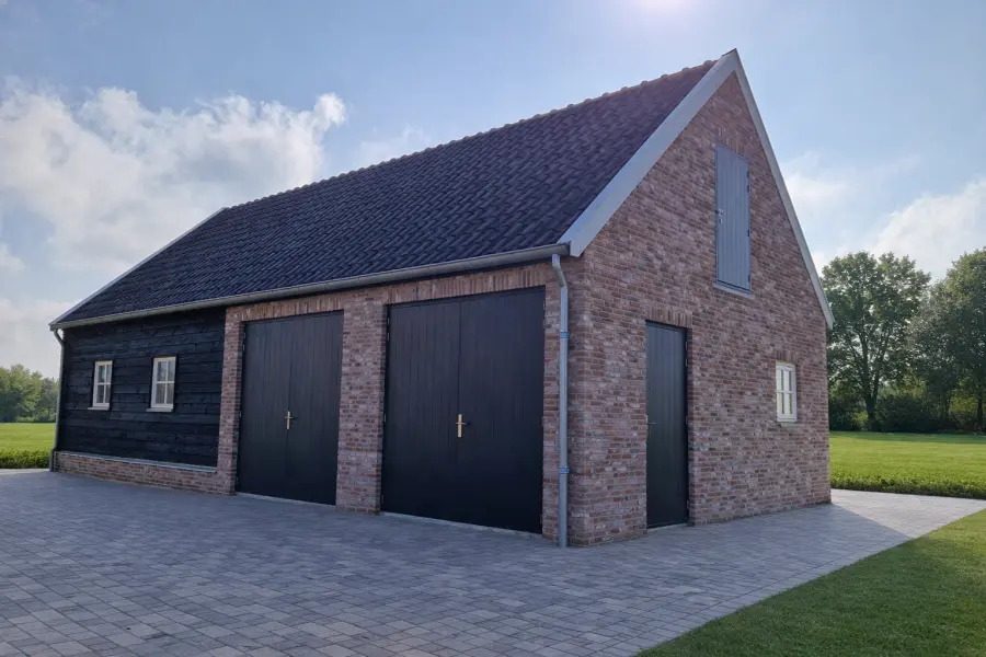 Klassieke garage met paardenstallen.00